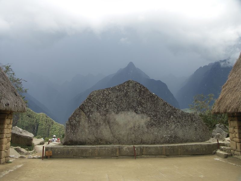 Machu Picchu - Steinplatte mit  Hintergrund
