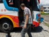 Sascha Böhnke, Bustester, Videojournalist und Redakteur der „Omnibusrevue“ und derzeit als zweiter Mann am Steuer des Weltreisebusses inspiziert die „Konkurrenz“