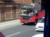 Vollbesetzter Stadtbus in der Avantifarbe in Guatemala City. Fahrender Schrott