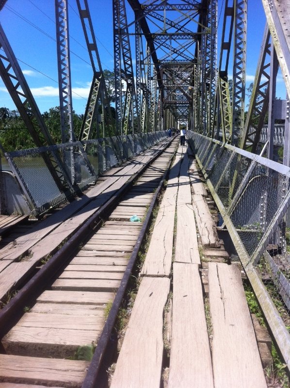 Auf dieser baufälligen Brücke überqueren die Fußgänger den Grenzfluß